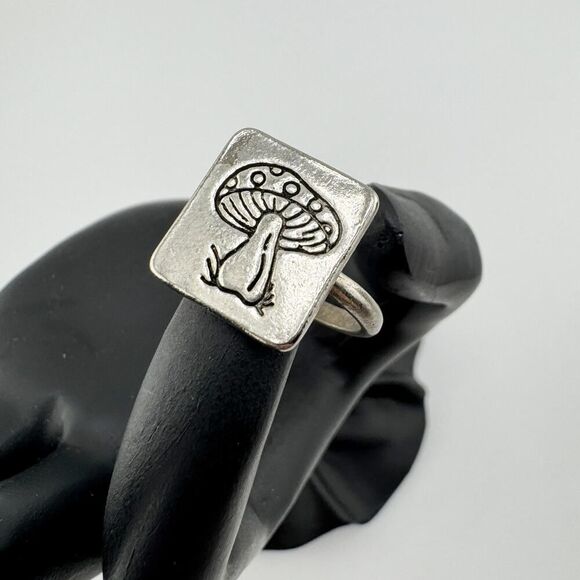Vintage Engraved Mushroom Ring Fairycore Statement Retro Charm Cottage - Picture 1 of 8